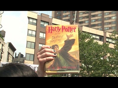 Big Apple enfeiti ada por Harry Potter | BahVideo.com