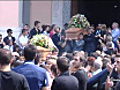 Corone di girasoli per i due fratelli massacrati | BahVideo.com