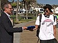 Schwuler Jude tritt mit Frisbees gegen Palin an | BahVideo.com