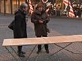 Filmausschnitt Ein Stapel Flugbl tter  | BahVideo.com