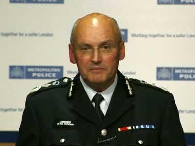 London police chief quits over hacking ties | BahVideo.com