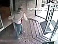 Falsche T r Mann rennt durch Glasscheibe | BahVideo.com