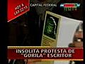 Cr nica TV Ins lita protesta del Gorila escritor  | BahVideo.com