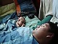 Bebek babası&#039;nın horlamasından korkuyor! | BahVideo.com