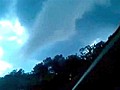Une tornade se forme devant eux  | BahVideo.com