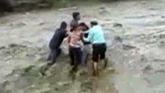 Rushing water sweeps away Indian family | BahVideo.com
