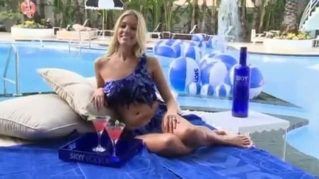 Debutta il bikini  di vetro | BahVideo.com