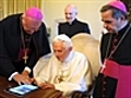 Pope praises Jesus in first tweet | BahVideo.com