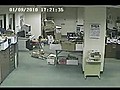 Deprem anı - Köpeğe dikkat! | BahVideo.com