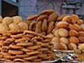 Feeding Frenzy at Dwarka Sector 10 | BahVideo.com