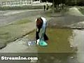 Une fille bourr e tombe dans une flaque | BahVideo.com