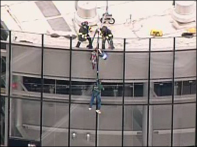 Dangling window washer rescued from top of  | BahVideo.com