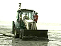 Mumbai Oil Spill Beach clean-up begins | BahVideo.com