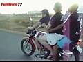 Caballito con tres en una moto | BahVideo.com