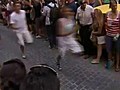 Madrid des hommes courent en talons pour la  | BahVideo.com