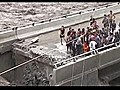 Espectacular rescate en un puente roto en China | BahVideo.com