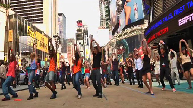Flash Mob Performs Pop Star s Hit in Times Square | BahVideo.com