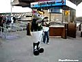 Concours de Break Dance avec une mascotte | BahVideo.com