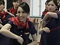Les h tesses de l air apprennent les arts martiaux  | BahVideo.com