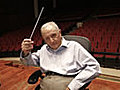 A 95 a os dirige la Orquesta Filarm nica | BahVideo.com