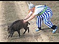 Elton reist - Fange als Obelix verkleidet ein Wildschwein | BahVideo.com