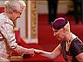 VIDEO Queen honours Annie Lennox | BahVideo.com