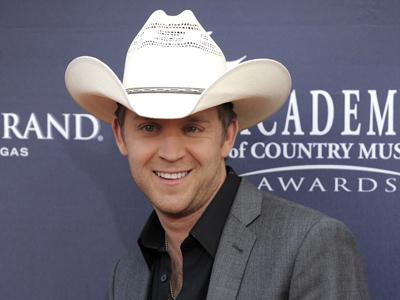 Justin Moore s fishing in the city | BahVideo.com