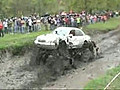 Un Big Foot roule dans la boue | BahVideo.com
