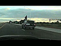 Surfer sur une voiture sur l autoroute | BahVideo.com