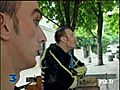 Montmartre jardin des abesses chanteur de rue | BahVideo.com
