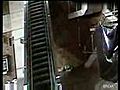 Jeune survit a une chute de 15 metre depuis un escalator | BahVideo.com