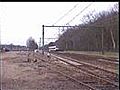 Treinstel blokkendoos op het spoor tussen  | BahVideo.com