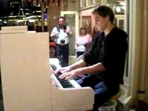 Gust Piano Player at Disneyland | BahVideo.com