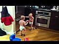 เด็กแฝดคุยกัน | BahVideo.com