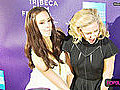 Jessica Alba Helps Kate Hudson When Dress  | BahVideo.com