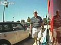 Wredny dziadek porysowal auto  | BahVideo.com