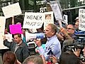 Protesters Argue For Against Weiner | BahVideo.com