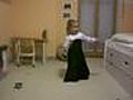 Sara tanci v maminecene sukni  | BahVideo.com