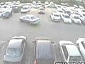 Kobieta na parkingu - uciekaj  | BahVideo.com