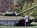Aufgeblasene Macht Plastikpanzer aus Russland | BahVideo.com