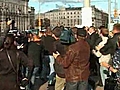 Polizei geht gegen klatschende Demonstranten vor | BahVideo.com