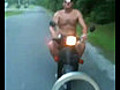 Un abruti en scooter | BahVideo.com