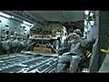 4 Militaire vrachtauto s worden gelost vanuit  | BahVideo.com