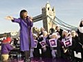 Alexandra Burke entertains Londoners with a medley of seasonal songs | BahVideo.com
