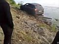 Chcial umyc auto za friko w jeziorze | BahVideo.com