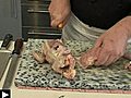 D couper une volaille crue | BahVideo.com