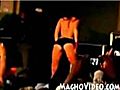 Striptizerka spadla ze sceny | BahVideo.com
