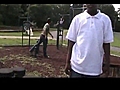 Rotura de espalda en el parque | BahVideo.com