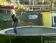 Blondynka na trampolinie | BahVideo.com