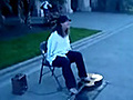 Un guitariste qui joue comme un pied | BahVideo.com